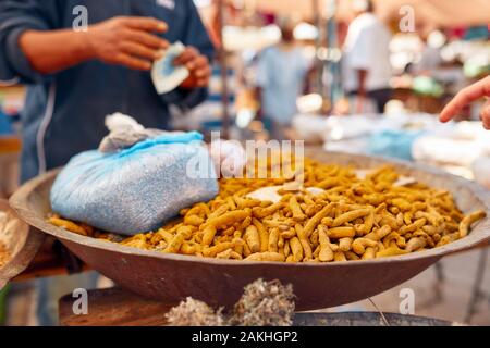 Túnez, octubre 10/2019 típicos y tradicionales en el mercado tunecino, detalle de cerca de una venta de especias en un mercado de venta de tabla Foto de stock