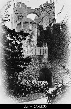 El castillo de Warwick y sus condes : de Saxon veces hasta el presente día . xaminacion,puedo copiar algunos pasajes en los que su nombre aparece :- 1586. A Wednesdaie, el 12 de octubre, los comisionados para la hearinge Lordes ScottisheQuene llegó al castillo de Fotheringhey, en el 264 ") de la casa de Dudley condado de Northampton, de la clockein aboute nyne el morninge, en la cual, en el houre chappell dela dice castillo, la Peterboroughe preachedbefore Deane de ellos. Desde el sermone, [ellos wente a Counsell, en el ? Counsell - Sala de la misma casa,y desde thencesente Sir WalterMyldmaye y S Foto de stock