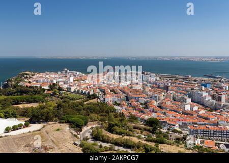 Ciudad de Almada y el río Tajo en Portugal vistos desde arriba en un día soleado de verano. Foto de stock