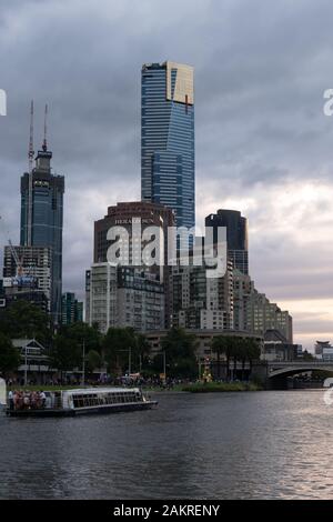 Melbourne, AUSTRALIA - 10 de marzo de 2019: La Torre Eureka y la torre Australia 108 de media construcción a lo largo del río Yarra