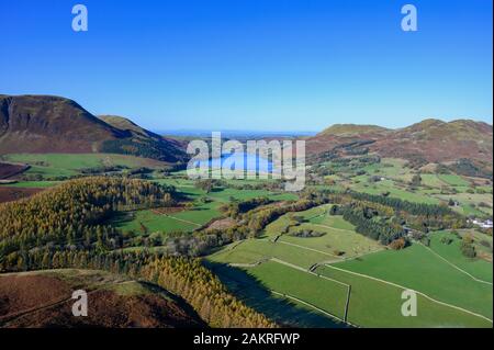 Vista de Loweswater y el campo desde la cima de Mellbreak cayó en el Lake District, Cumbria, Reino Unido Foto de stock