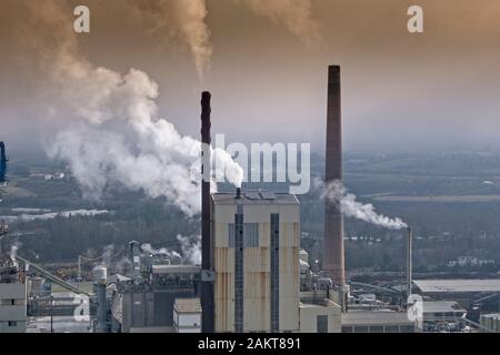 Contaminación atmosférica en una planta industrial. Foto de stock