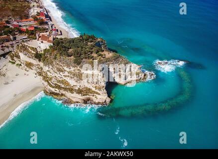Santuario de la Isla de Santa María vista aérea - Tropea, Calabria, Italia