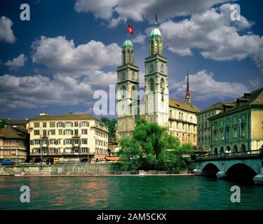 CH - Zurich: La Grossmünster (Catedral) y el Río Limmat Foto de stock