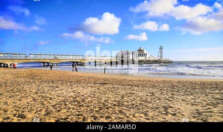 Bournemouth, Reino Unido. 12 de enero de 2020. La gente disfruta del sol de invierno con un paseo por la playa en Bournemouth, Dorset. Clima poco común en el Reino Unido. Crédito: Noticias En Vivo De Thomas Faull/Alamy