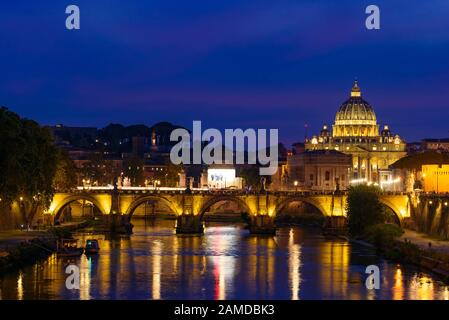 Vista nocturna de la Basílica de San Pedro, Ponte Sant'Angelo y el río Tíber en Roma, Italia Foto de stock