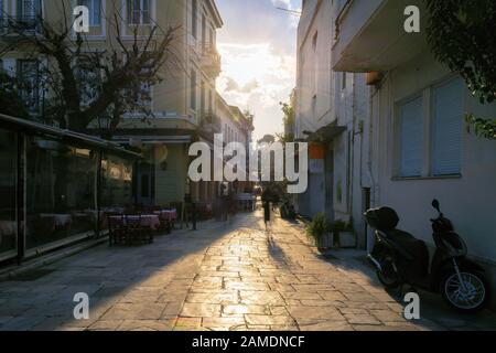 Antigua y acogedora calle en el distrito de Plaka, Atenas, Grecia