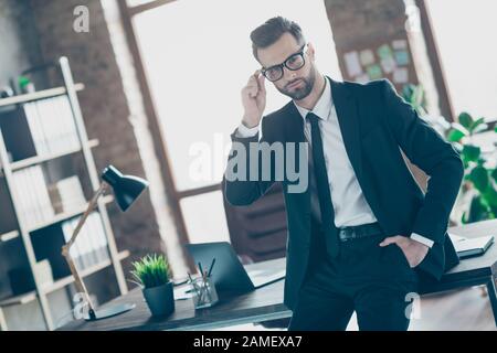 Foto éxito guapo hombre de negocios auto-confidente persona ingenioso trainer usar especificaciones negro blazer camisa corbata pantalones cinturón de pie Fotografía de stock - Alamy