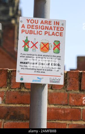 Un cartel que dice "Estás en un lugar público designado", sin alcohol, multa máxima de 500 libras esterlinas, Lichfield, Staffordshire, Inglaterra, Reino Unido