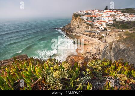 Sintra, Lisboa, Portugal. Azenhas do Mar, un monumento blanco del pueblo en el acantilado y las olas del océano Atlántico