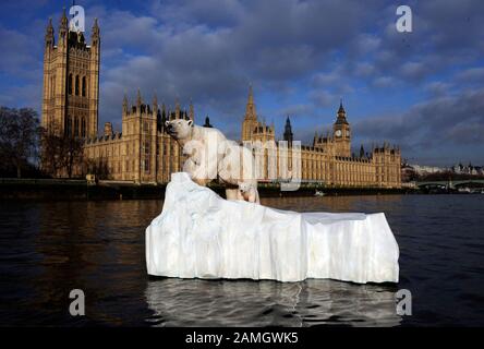 Un Oso Polar en un Iceberg flotando hasta el Támesis pasando las Casas del Parlamento parte de una campaña publicitaria para lanzar un nuevo canal de televisión de Historia Natural.