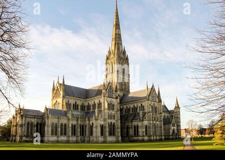 La Catedral de Salisbury durante el primer día después de todos los andamios en el exterior había sido eliminado por primera vez desde 1985, en preparación para la Carta Magna de 2015 Foto de stock