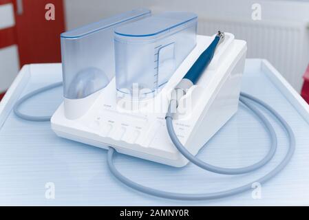 Escalador ultrasónico en la oficina dental. Concepto De Odontología. Foto de stock