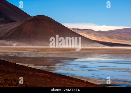 Lago Salar de Talar visto desde el Mirador de Aguas calientes en la Ruta 23, Desierto de Atacama, Antofagasta, Chile Foto de stock