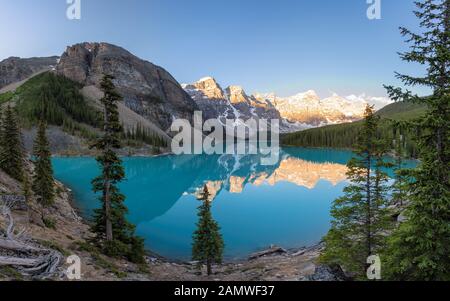 Hermoso amanecer en el Moraine Lake en Rocky Mountains, Canadá