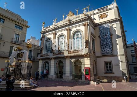 Figueres, España - Salvador Dalí Teatro-Museo entrada Foto de stock