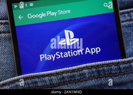 PlayStation app en Google Play aparece en el sitio web de la tienda de vaqueros de bolsillo oculto en smartphone Foto de stock
