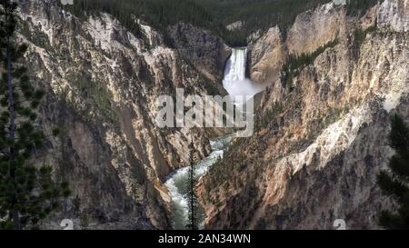 Gran angular de alto flujo sobre Yellowstone cataratas desde Artist point
