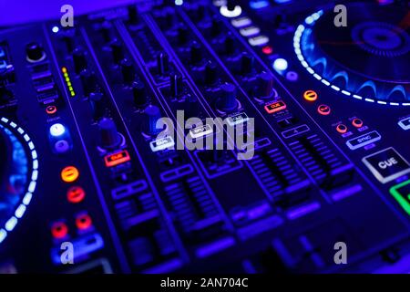 Acercamiento de una mesa de mezclas de DJ'S Fotografía de stock - Alamy