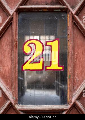 Casa número 21 en el exterior de la vivienda. Número impar Fotografía de  stock - Alamy