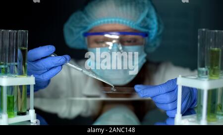 El agua gotea científico muestra en test el vidrio, metales pesados, laboratorio de análisis Foto de stock