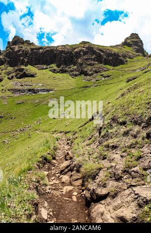 Un sendero estrecho en las montañas Drakensberg de Lesotho, África del Sur. Foto de stock