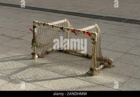 Las metas pequeñas para mini-fútbol o hockey en una zona peatonal cerca de Yongdingmen gate en el sur de Beijing, China Foto de stock