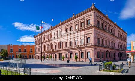 Saltillo, Coahuila, México - Noviembre 21, 2019: el Pink Palace, edificio del gobierno estatal en la Plaza de Armas, Saltillo