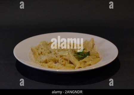 Penne Arabiata Pasta, plato italiano, mesa, India Foto de stock