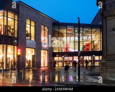 El centro comercial Broadway al atardecer en Bradford, West Yorkshire, Inglaterra Foto de stock
