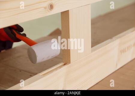 Cuña puerta de madera Fotografía de stock - Alamy