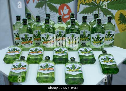 Botellas de vodka fabricado en Ucrania (beber alcohol) que contiene el aceite de cannabis, colocado sobre un pedestal. Feria de cannabis. 11 de octubre de 2019. Kiev, Ucrania Foto de stock