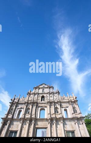 Macao, China - 16 de octubre de 2019: Frontal vista de cerca de las Ruinas de San Pablo (ruinas de Sao Paulo) en Macao (Macao) con el cielo azul de la ciudad, viajes de Foto de stock