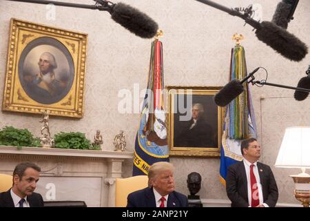 Washington, Estados Unidos. 07Th ene, 2020. El Presidente de Estados Unidos, Donald J. Trump, a la derecha, y el Primer Ministro Kyriakos Mitsotakis de Grecia, a la izquierda, se reúnen en la Oficina Oval de la Casa Blanca en Washington, DC el martes, 7 de enero de 2020. Crédito: Tasos Katopodis/piscina a través del CNP/AdMedia/Newscom/Alamy Live News