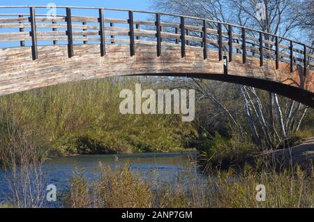 Puente colgante de madera sobre el río Turia, Parque Natural de Turia, Valencia (este de España) Foto de stock