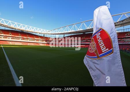 Londres, Inglaterra - Enero 18, 2020: Un rincón pabellón del Arsenal con Crest foto delante de la Premier League 2019/20 entre el Arsenal FC y el Sheffield United FC en el estadio Emirates.