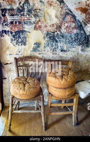 Panes de la tradicional 'pan Artos', con sabor a canela y endulzado redonda grande de panes, esperando a ser distribuida en una iglesia, en un griego o Foto de stock