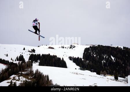 El Tirol del Sur, Italia. 18 ene, 2020. Boesch Fabian desde Suiza ocupa el primer lugar en el FIS Slopestyle Freeski World Cup en 18.01.2020 en el Alm Seiser (Alpe di Siusi) Snowpark, Italia. Crédito: AlfredSS/Alamy Live News Foto de stock