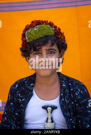 Retrato de una flor niño usando una corona de flores en la cabeza, en la provincia de Jizan Addayer, Arabia Saudita Foto de stock