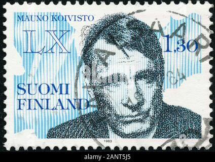 De POLTAVA, Ucrania - 19 de enero de 2020. Vintage sello impreso en Finlandia circa 1983 muestran el 60º aniversario del nacimiento de Mauno Koivisto Foto de stock