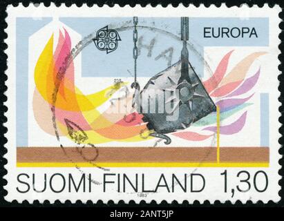 De POLTAVA, Ucrania - 19 de enero de 2020. Vintage sello impreso en Finlandia circa 1983 muestran la producción de acero Foto de stock