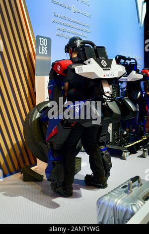 La demostración de fuerza de Sarcos Guardián de cuerpo completo de XO powered exoesqueleto, que pronto será utilizada por Delta Airlines para el equipaje, en el CES de Las Vegas, EE.UU. Foto de stock