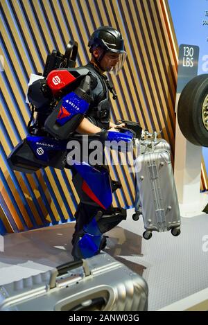 La demostración de fuerza de Sarcos Guardián de cuerpo completo de XO powered exoesqueleto, que pronto será utilizada por Delta Airlines para el equipaje, en el CES de Las Vegas, EE.UU. Foto de stock