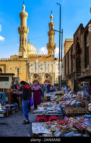La mezquita de al Azhar y El Complejo Muhammad Bek Abu el Dahab en el antiguo distrito de Azhar de el Cairo Foto de stock