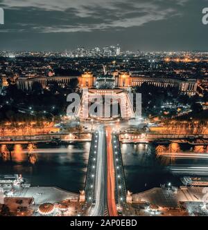 París, Francia - vista aérea del río Sena.Arco del Triunfo, Torre Eiffel, Campos Elíseos y la Defense en el fondo.
