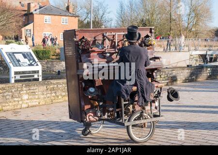 Músico de calle o busker tocando un piano montado en bicicleta y en  bicicleta mientras tocaba en Stratford-upon-Avon, Warwickshire, Reino Unido  Fotografía de stock - Alamy