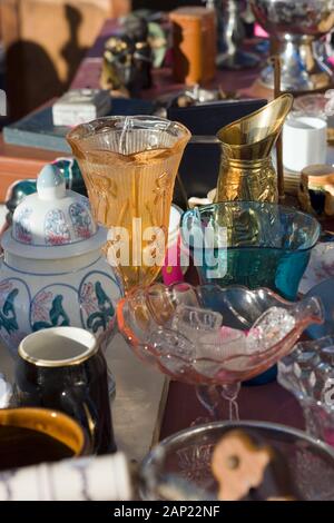 Sigue la vida de una gran variedad de antigüedades de vidrio y cerámica elegibles para la venta en un mercado de pulgas Foto de stock