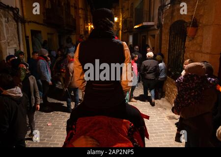 Vilanova d'Alcolea, Castellón, España - 19 de enero de 2019: Detrás de una horsewoman sobre un caballo adornado en medio de la calle en un festival tradicional