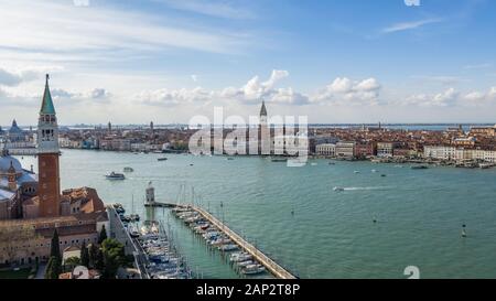 Vistas de Venecia Italia Europa. Venecia desde arriba con un zumbido. Vista aérea a través de la hermosa ciudad de Venecia, Italia. Increíble imagen de Venecia wallpaper