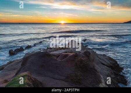 Seascape escénica, la puesta de sol sobre el mar. Las olas del mar y la puesta de sol por el horizonte